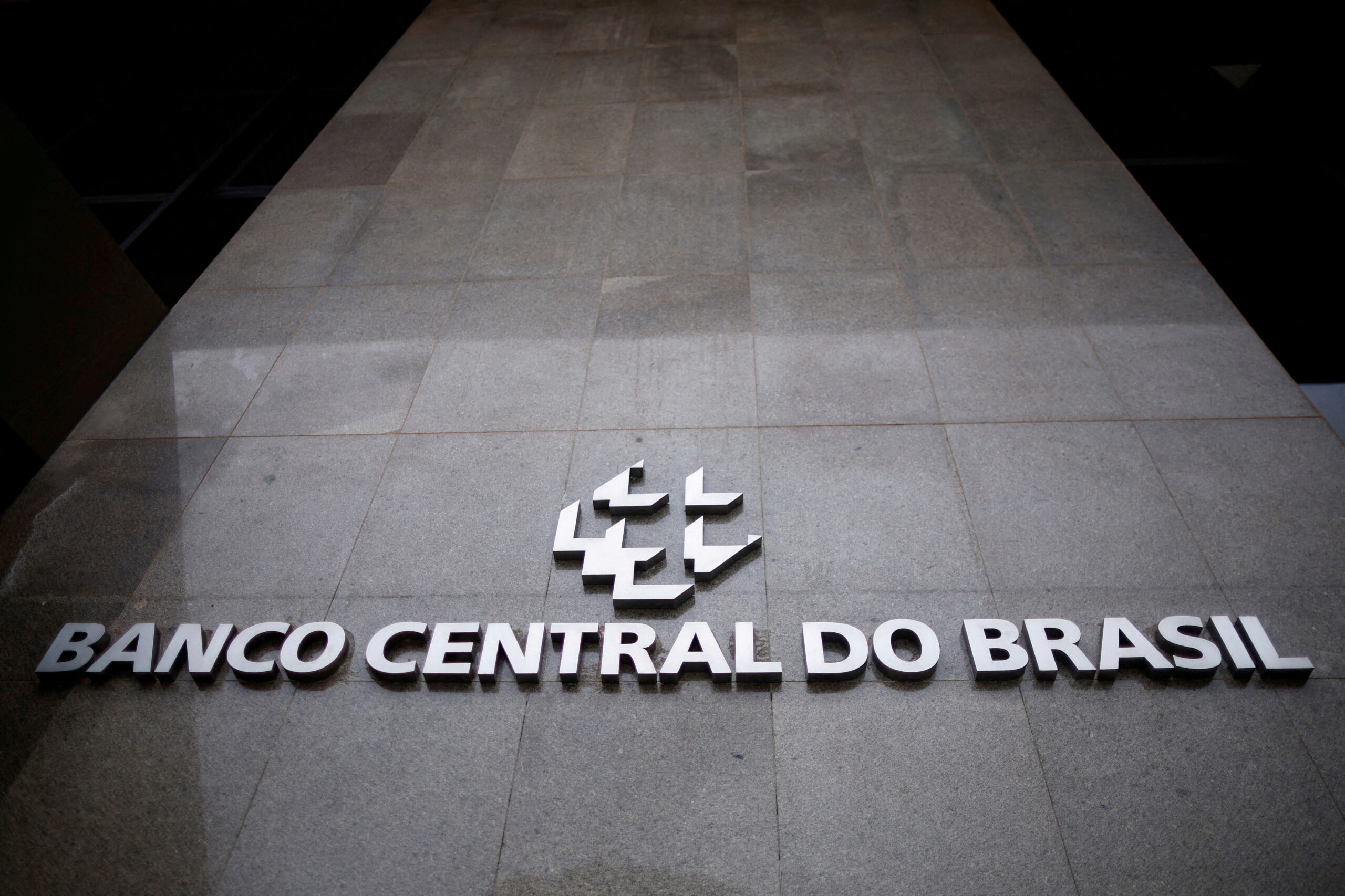 Mercado financeiro mantém pressão sobre juros e projeta Selic a 13% diante de inflação resistente